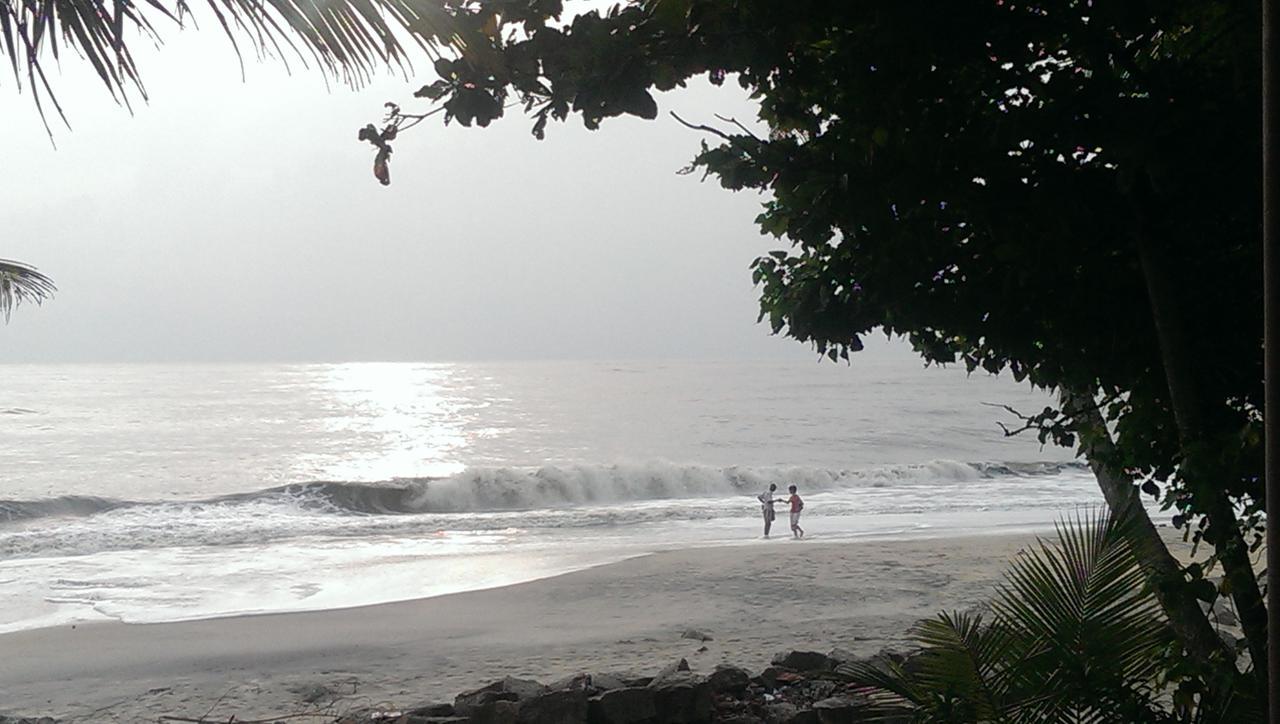Colonels Beach Villa Alappuzha Esterno foto